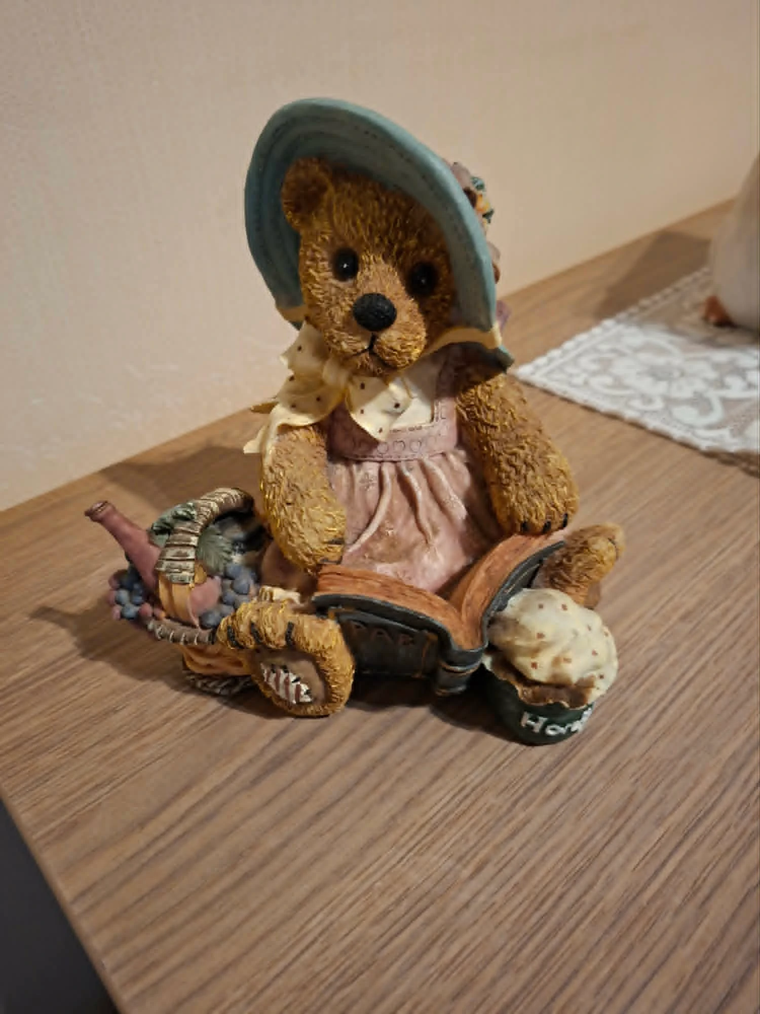 Decoratief beeldje : Teddybeer met fruitmand en pot honing